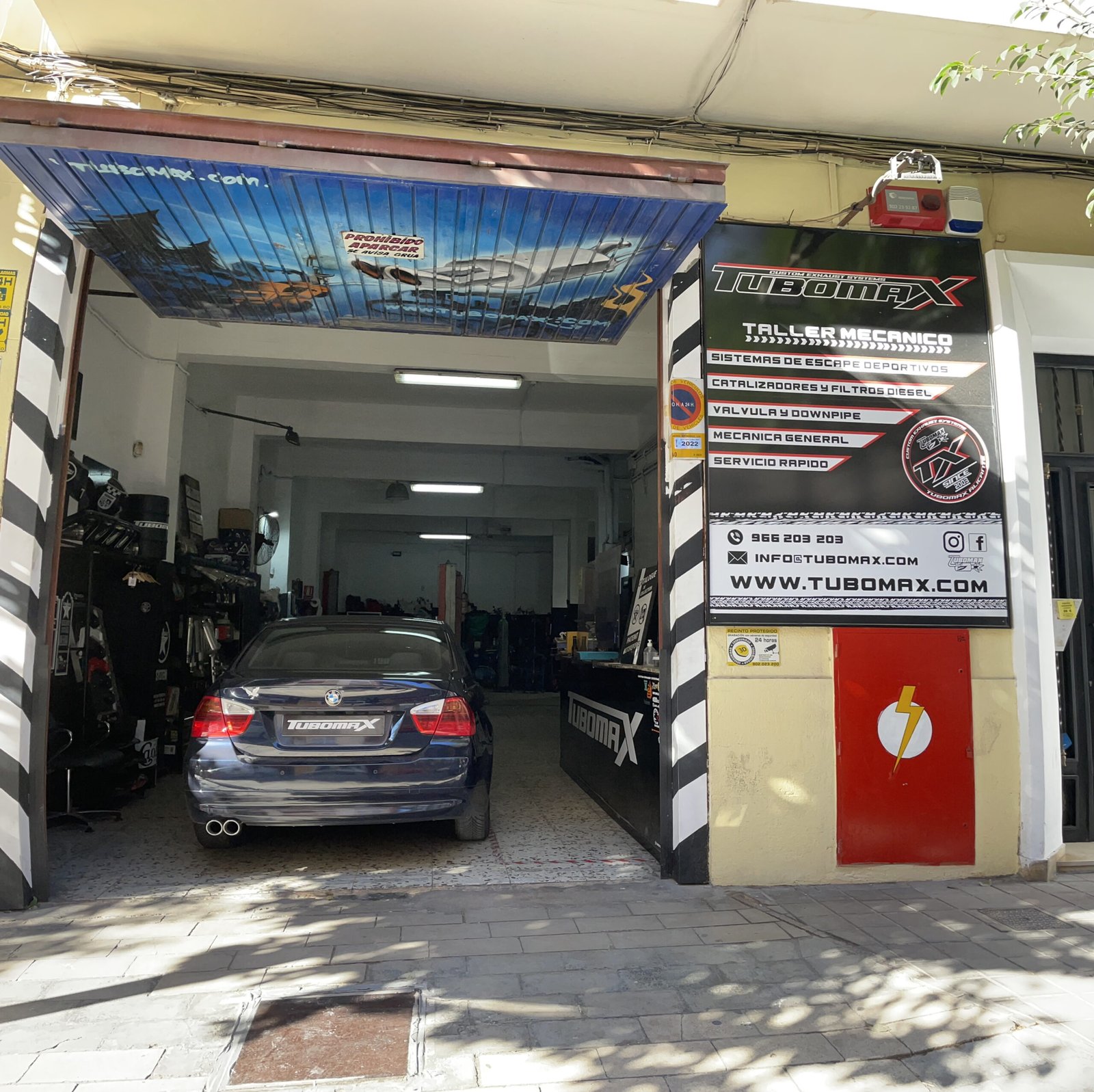 BMW Serie 3 en el interior del taller TuboMax