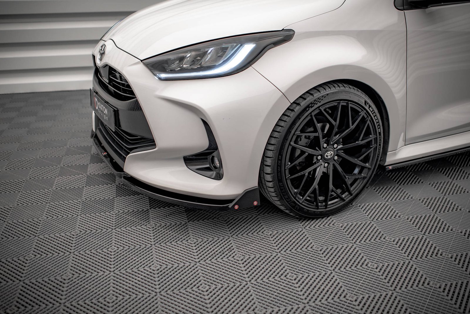 Splitter Delantero + Flaps Aerodinámicos Toyota Yaris Mk4 - Imagen 4