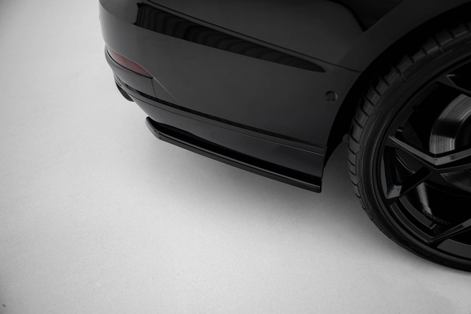 Splitters Laterales Traseros Audi S8 D5 - Imagen 3