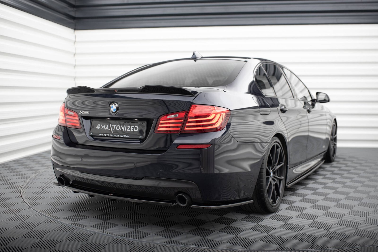 Splitters Laterales Traseros BMW 5 M-Pack Sedan /Touring F10/F11 (fits two single exhaust ends) - Imagen 2