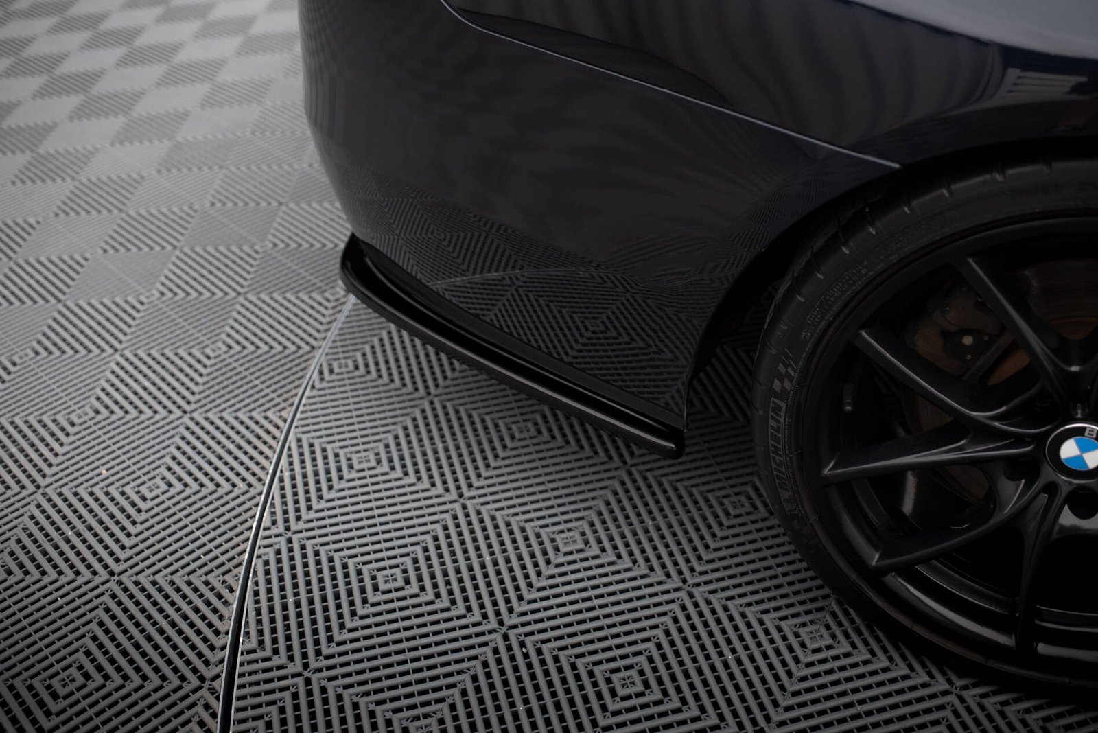 Splitters Laterales Traseros BMW 5 M-Pack Sedan /Touring F10/F11 (fits two single exhaust ends) - Imagen 3