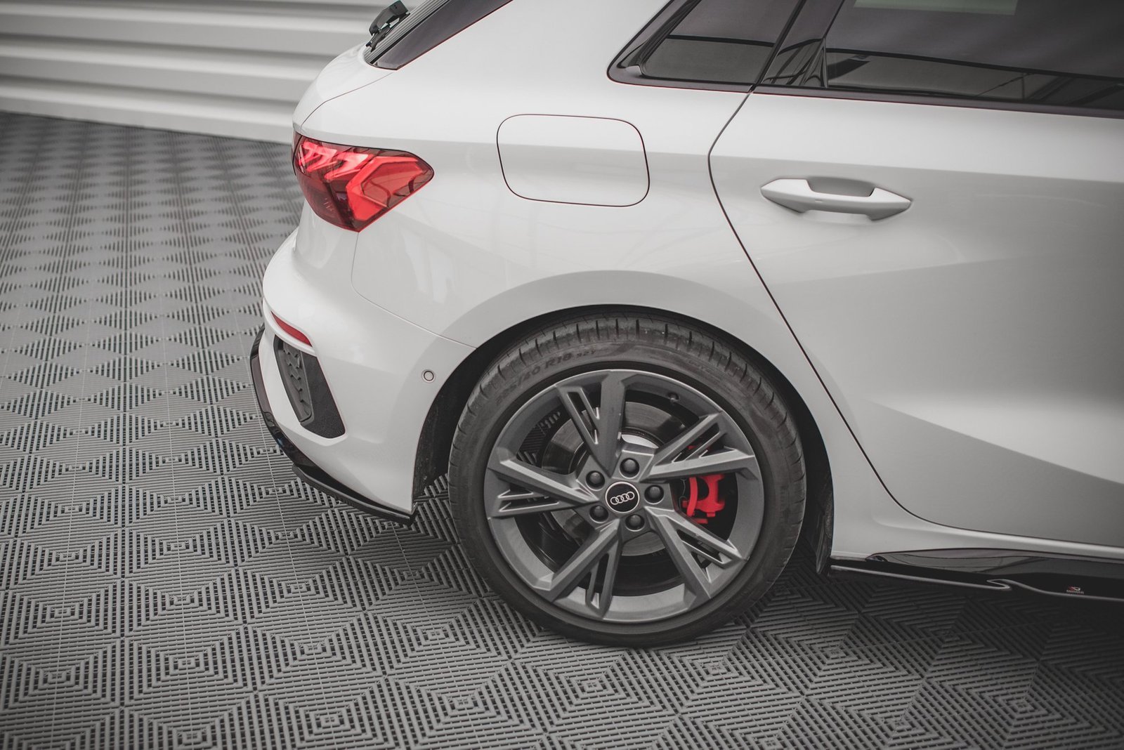 Splitters Laterales Traseros Audi S3 / A3 S-Line Sportback 8Y - Imagen 3