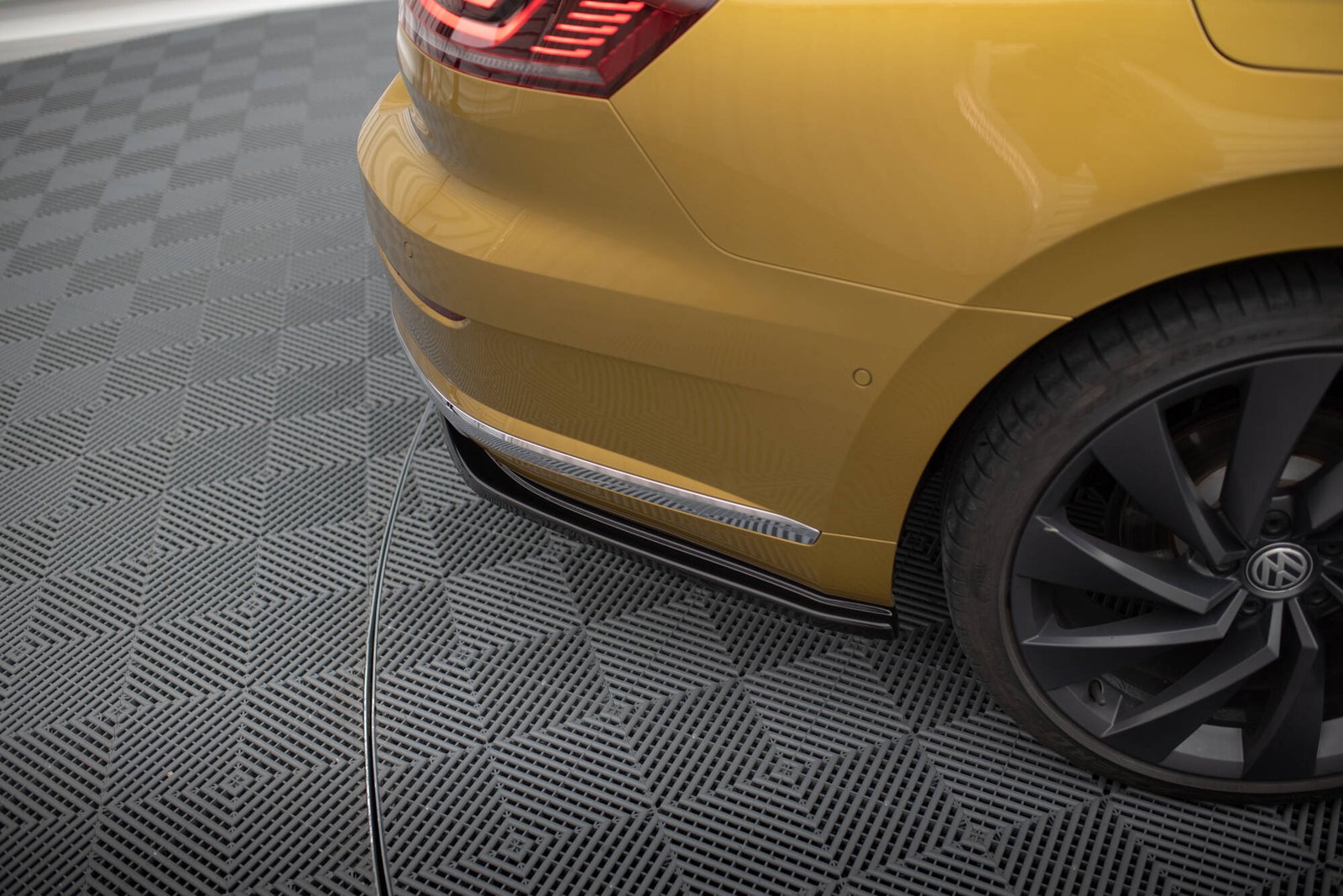 Splitters Laterales Traseros Volkswagen Arteon R-Line Sedan / Shooting Brake Mk1 - Imagen 2