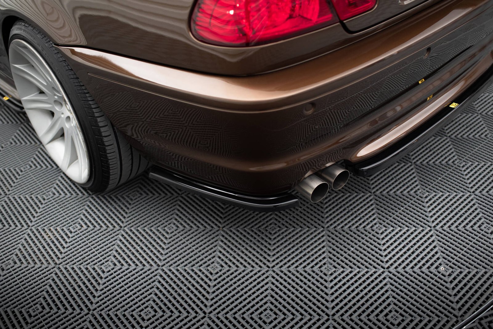 Splitter Trasero BMW 3 E46 Mpack Coupe (with vertical bars) - Imagen 4