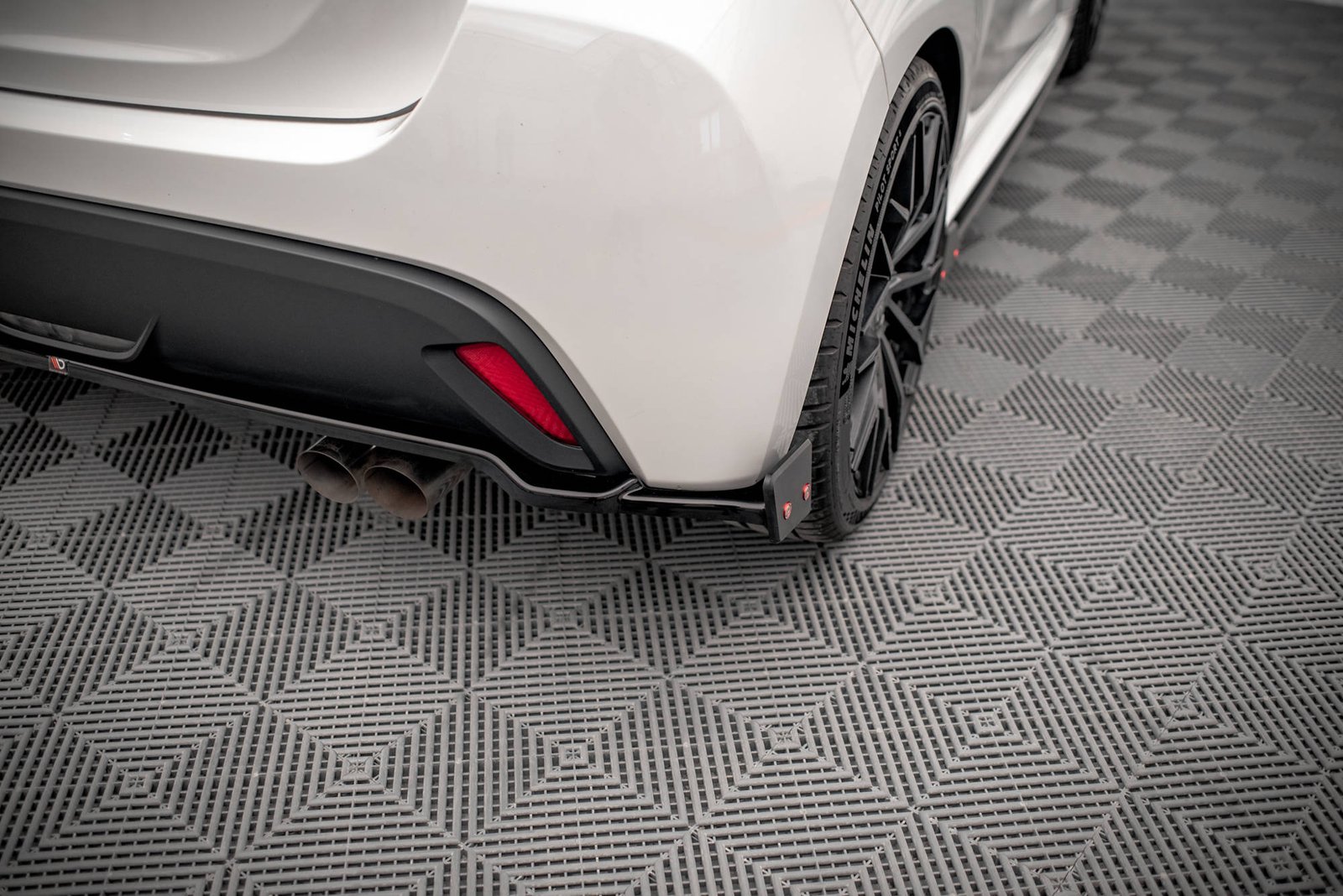 Splitter Trasero + Flaps Aerodinámicos Toyota Yaris Mk4 - Imagen 2