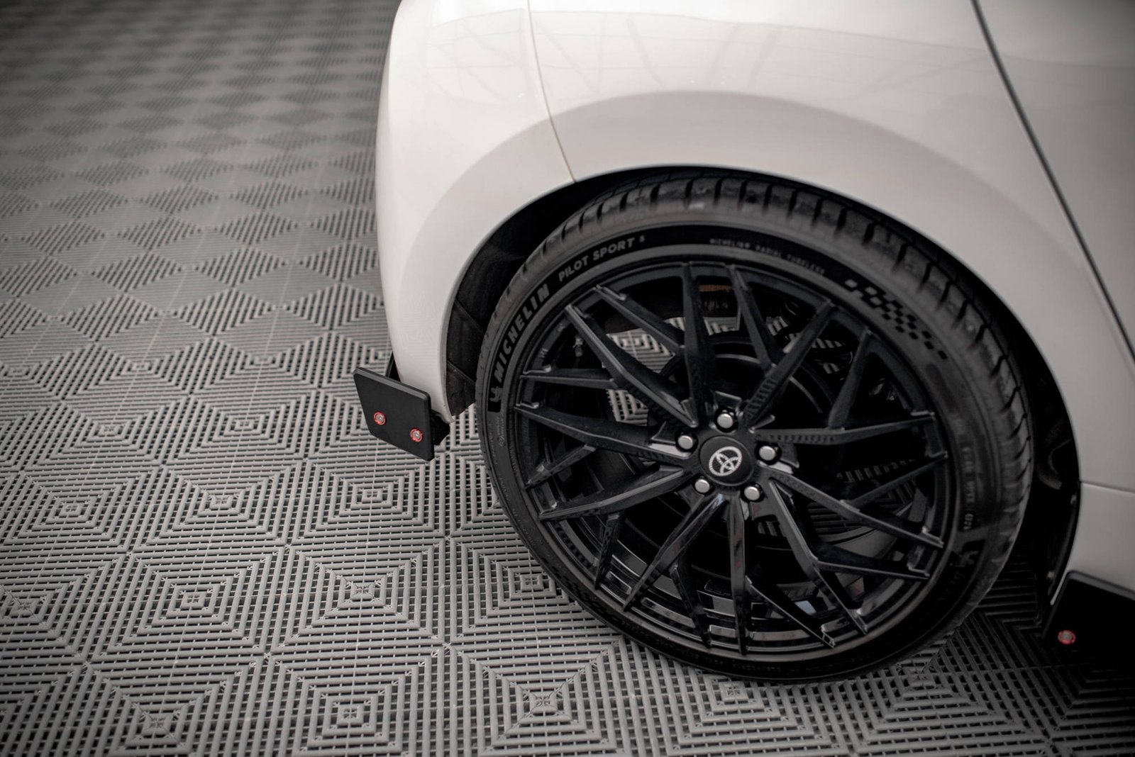 Splitter Trasero + Flaps Aerodinámicos Toyota Yaris Mk4 - Imagen 4