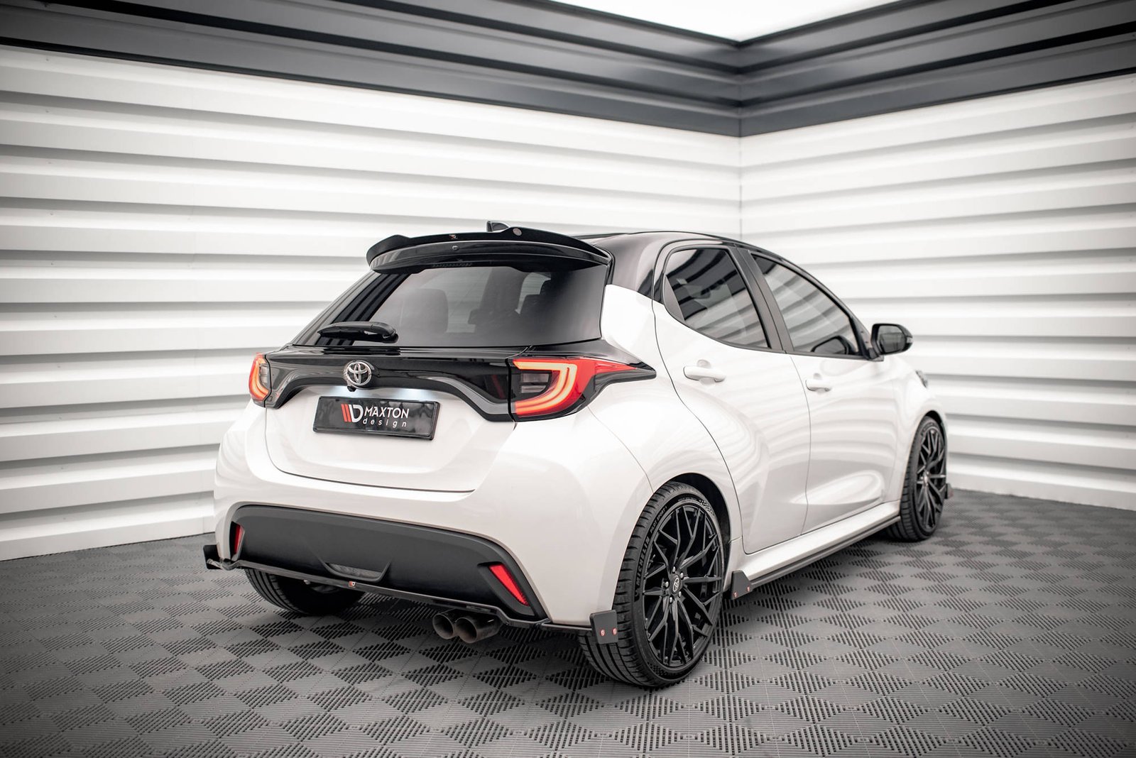 Splitter Trasero + Flaps Aerodinámicos Toyota Yaris Mk4