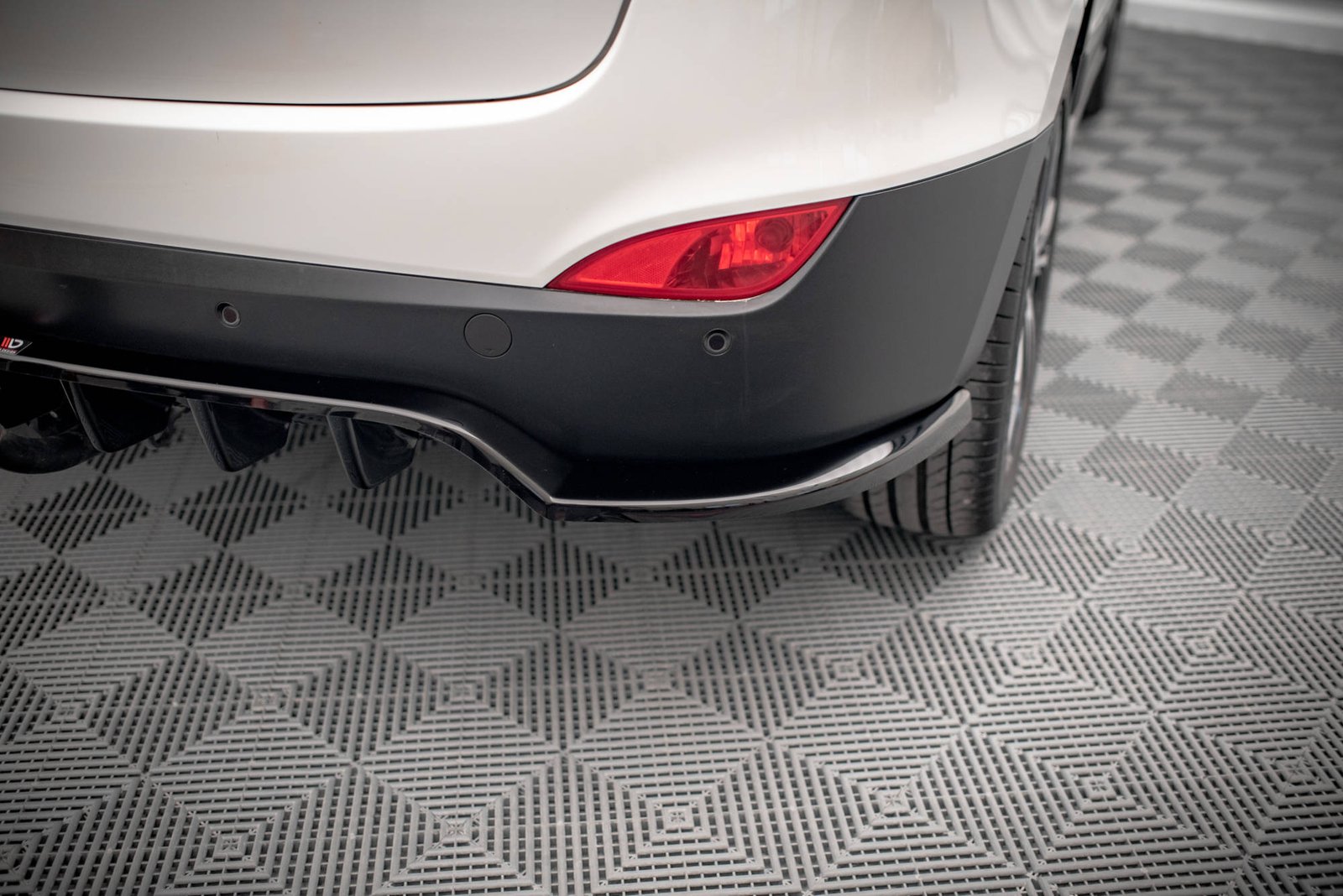 Splitter Trasero (with vertical bars) Hyundai ix35 Mk1 - Imagen 2