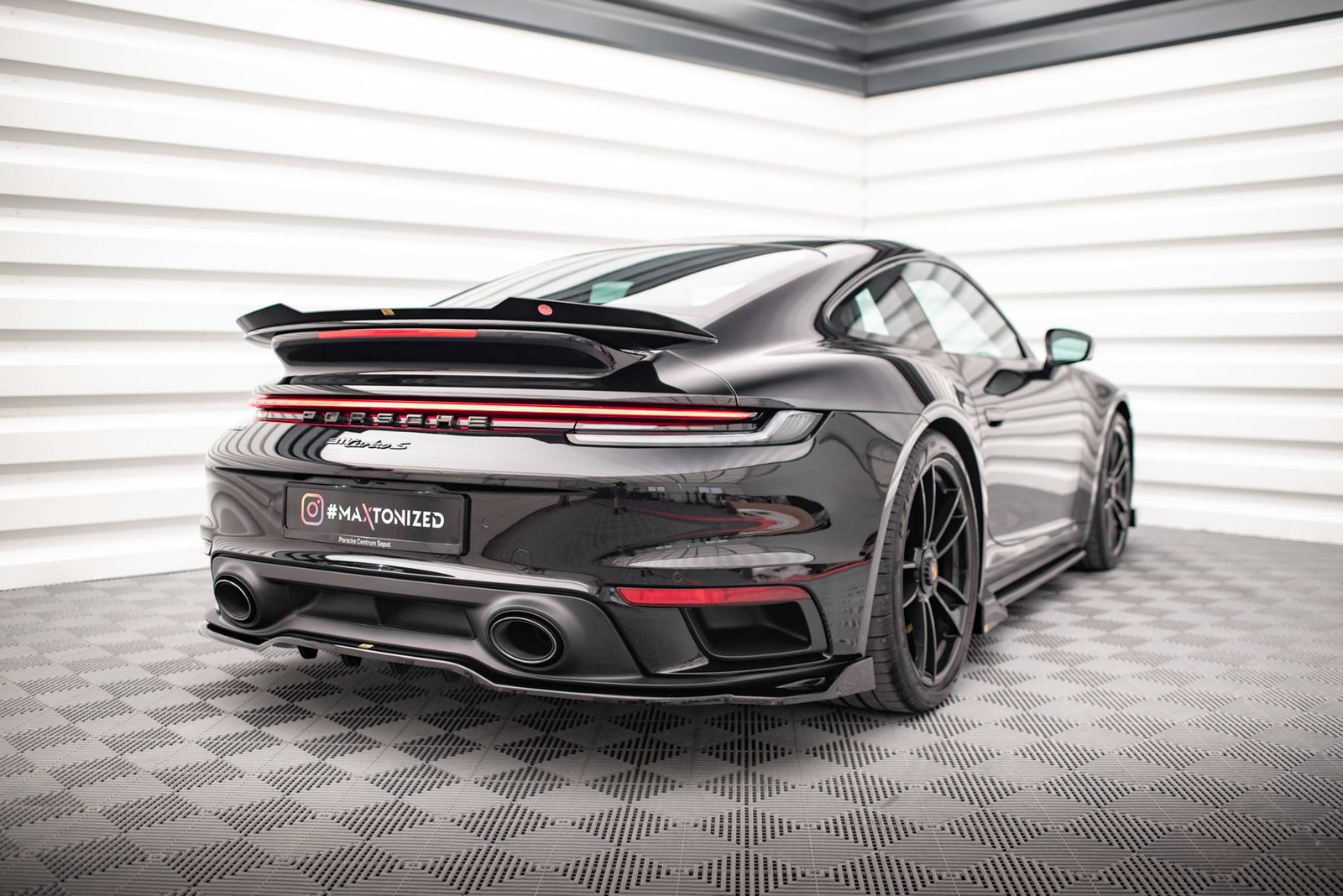 Splitter Trasero (with vertical bars) Porsche 911 Turbo S 992 - Imagen 6