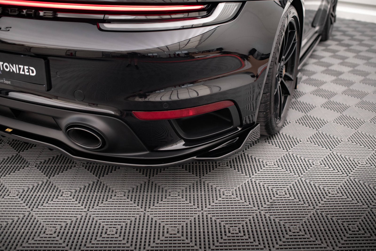 Splitter Trasero (with vertical bars) Porsche 911 Turbo S 992 - Imagen 3