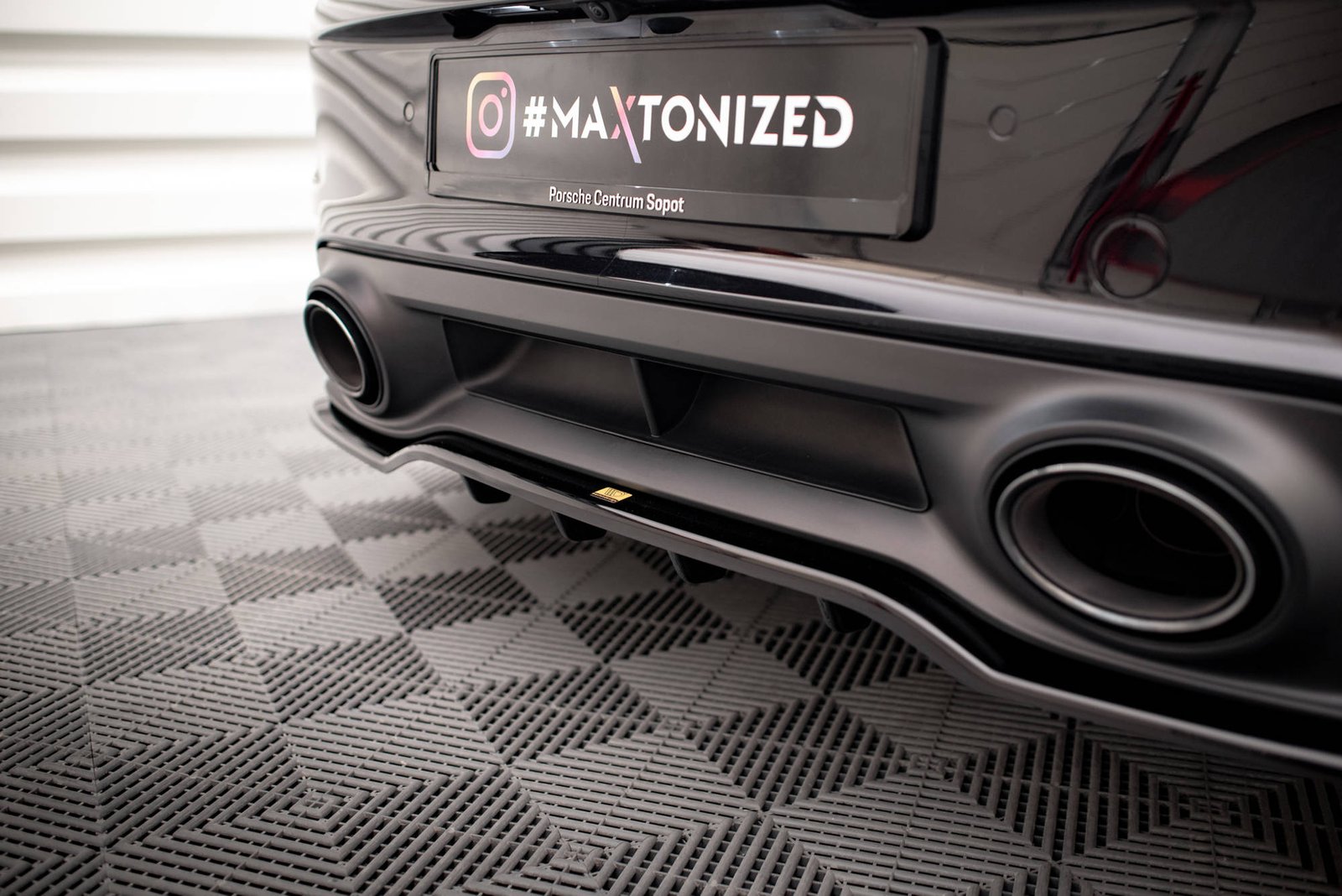 Splitter Trasero (with vertical bars) Porsche 911 Turbo S 992 - Imagen 4