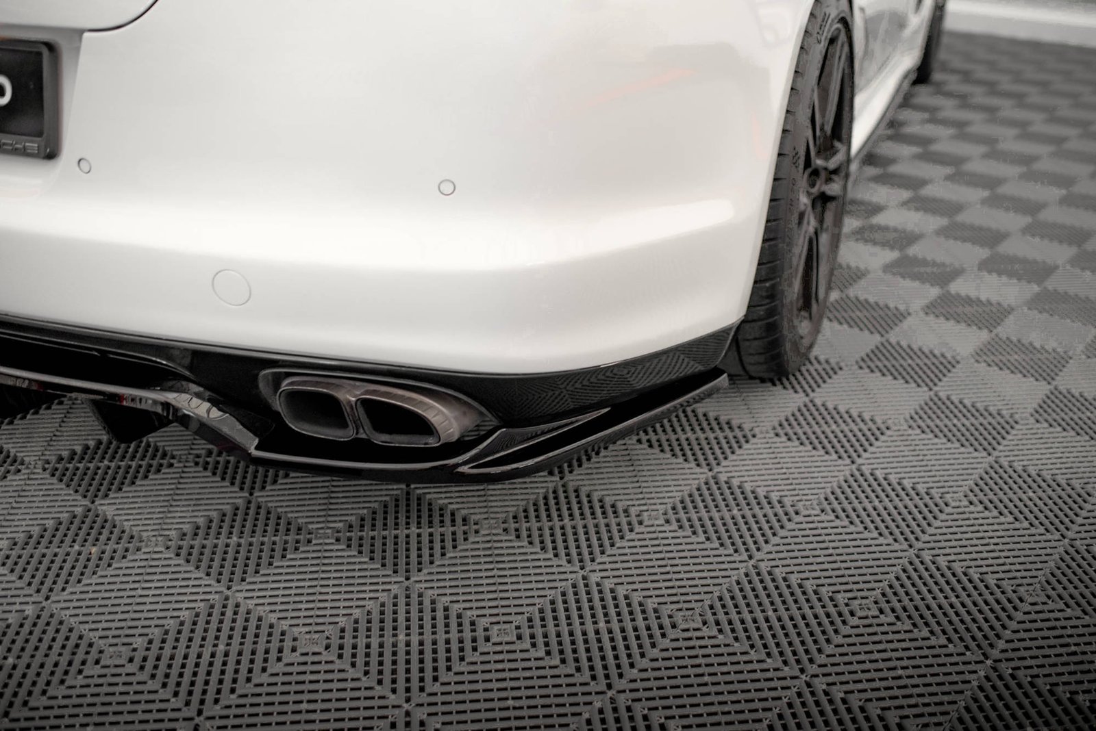 Splitter Trasero (with vertical bars) Porsche Panamera Turbo 970 - Imagen 3