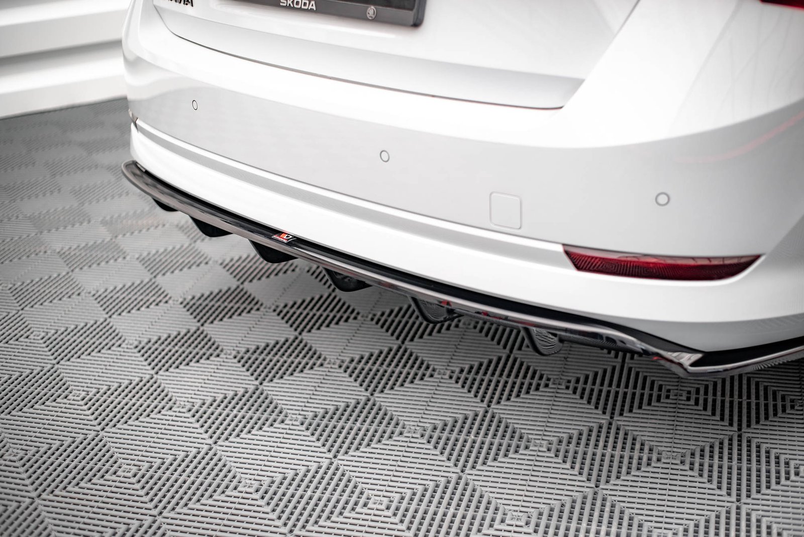 Splitter Trasero (with vertical bars) Skoda Octavia Mk4