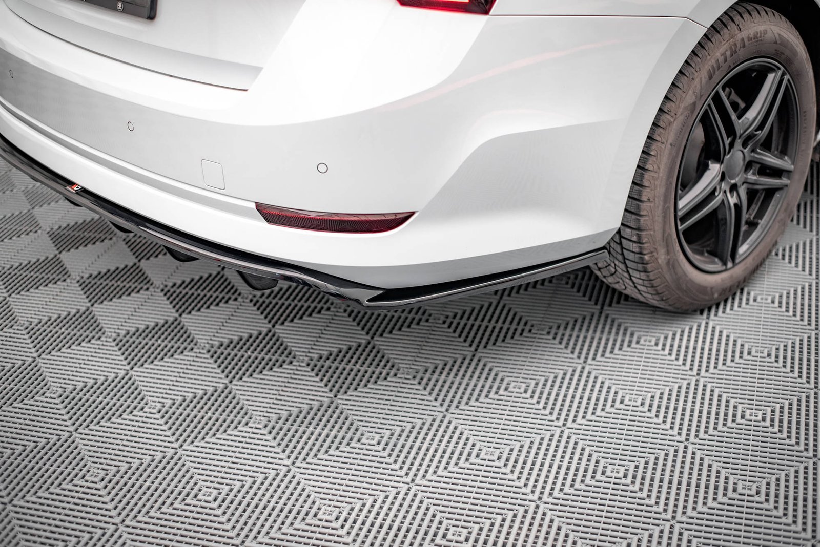 Splitter Trasero (with vertical bars) Skoda Octavia Mk4 - Imagen 3