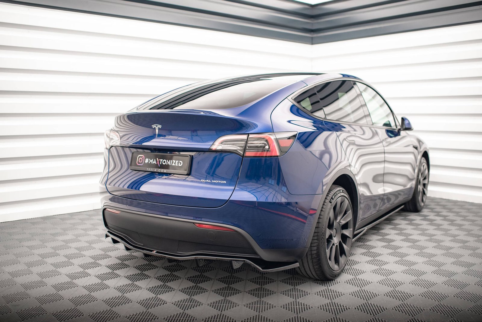 Splitter Trasero (with vertical bars) Tesla Model Y