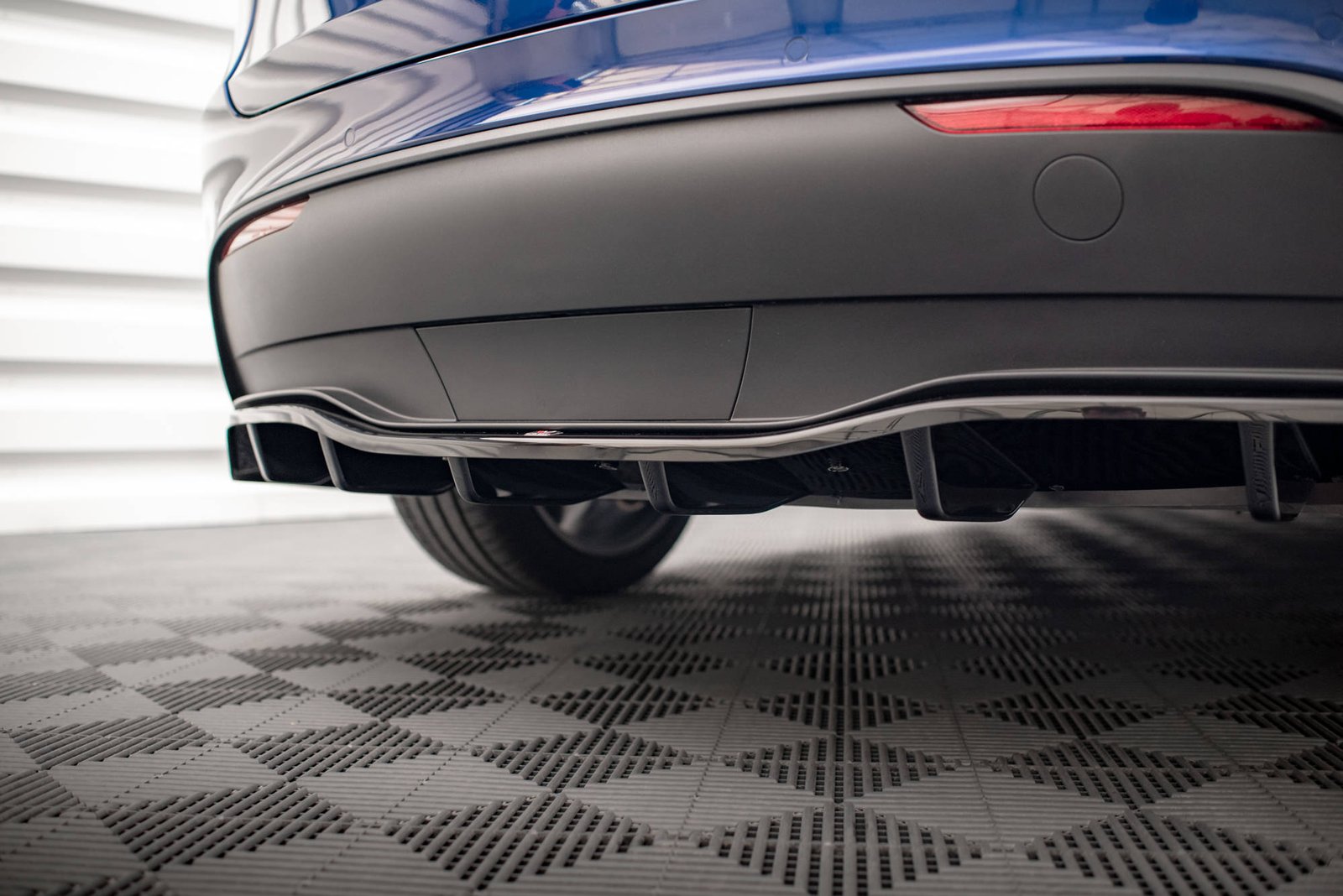Splitter Trasero (with vertical bars) Tesla Model Y - Imagen 4