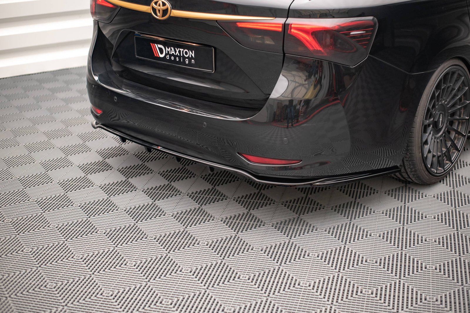 Splitter Trasero (with vertical bars) Toyota Avensis Wagon Mk3 Facelift