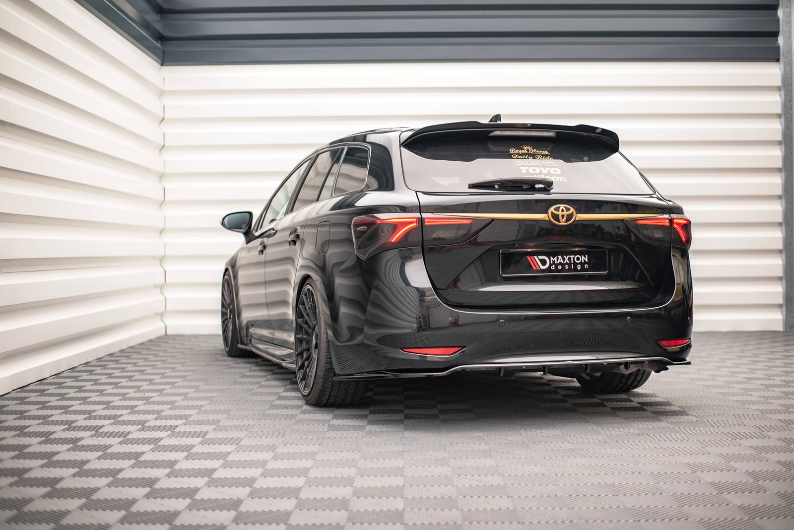 Splitter Trasero (with vertical bars) Toyota Avensis Wagon Mk3 Facelift - Imagen 2