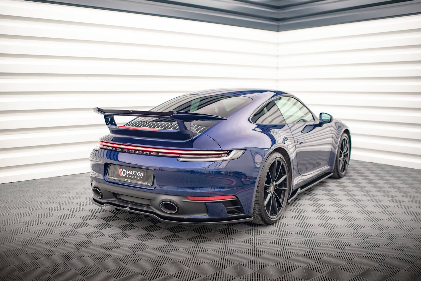 Splitter Trasero (with vertical bars) Porsche 911 Carrera Aero / Carrera GTS 992 - Imagen 4