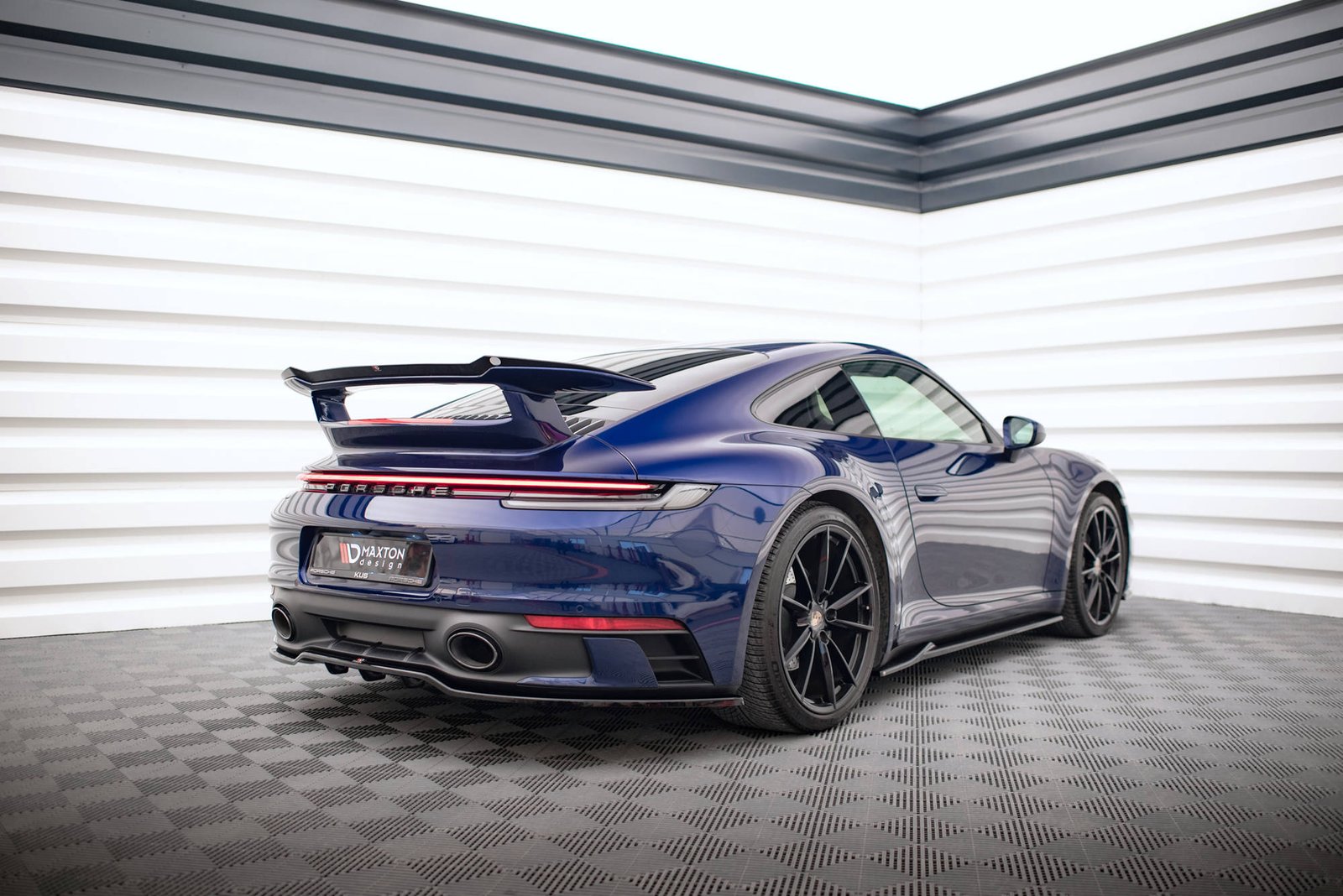 Splitter Trasero (with vertical bars) Porsche 911 Carrera Aero / Carrera GTS 992 - Imagen 3