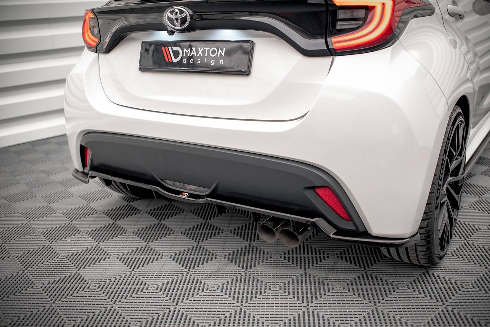 Splitter Trasero (with vertical bars) Toyota Yaris Mk4