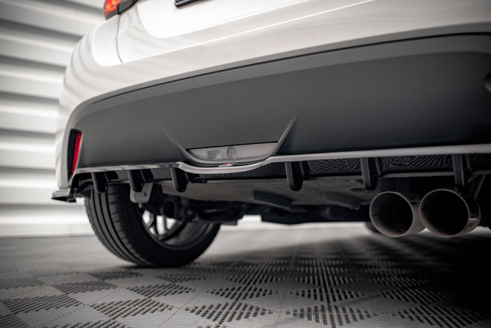 Splitter Trasero (with vertical bars) Toyota Yaris Mk4 - Imagen 3