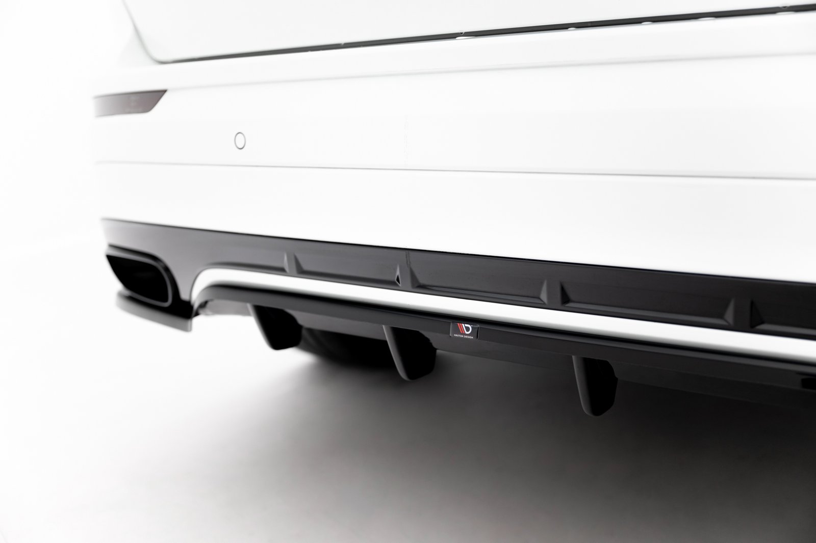 Splitter Trasero (with vertical bars) Volvo XC60 Mk2 R-Design - Imagen 3