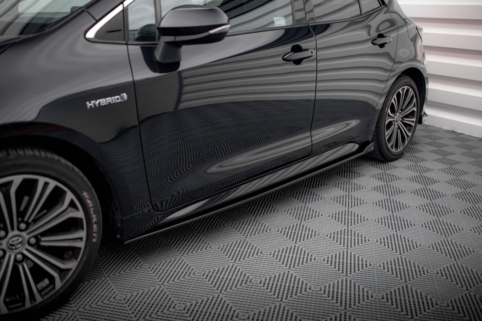Faldones Laterales con Difusor Toyota Corolla XII Hatchback