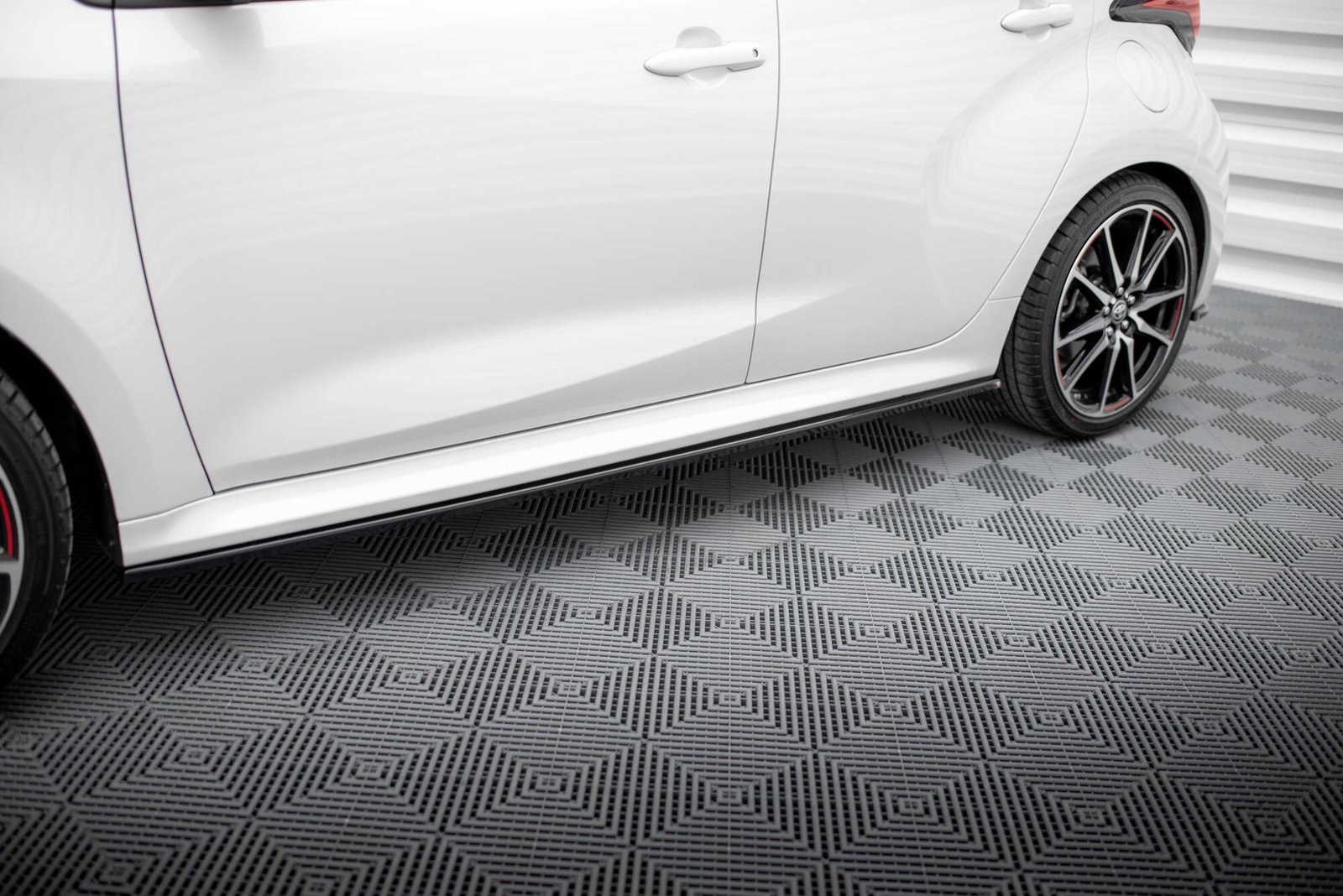 Faldones Laterales con Difusor Toyota Yaris Mk4