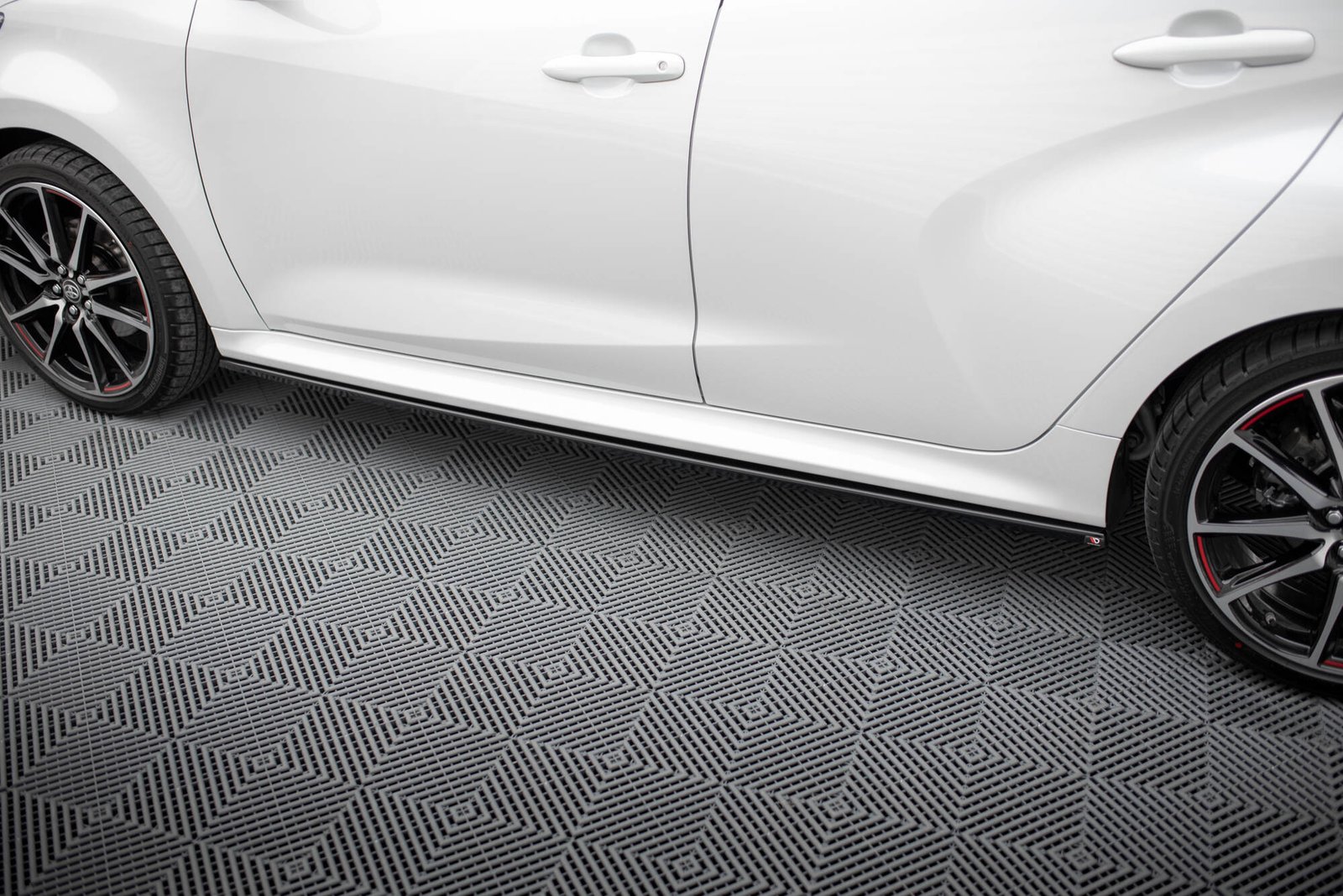 Faldones Laterales con Difusor Toyota Yaris Mk4 - Imagen 3