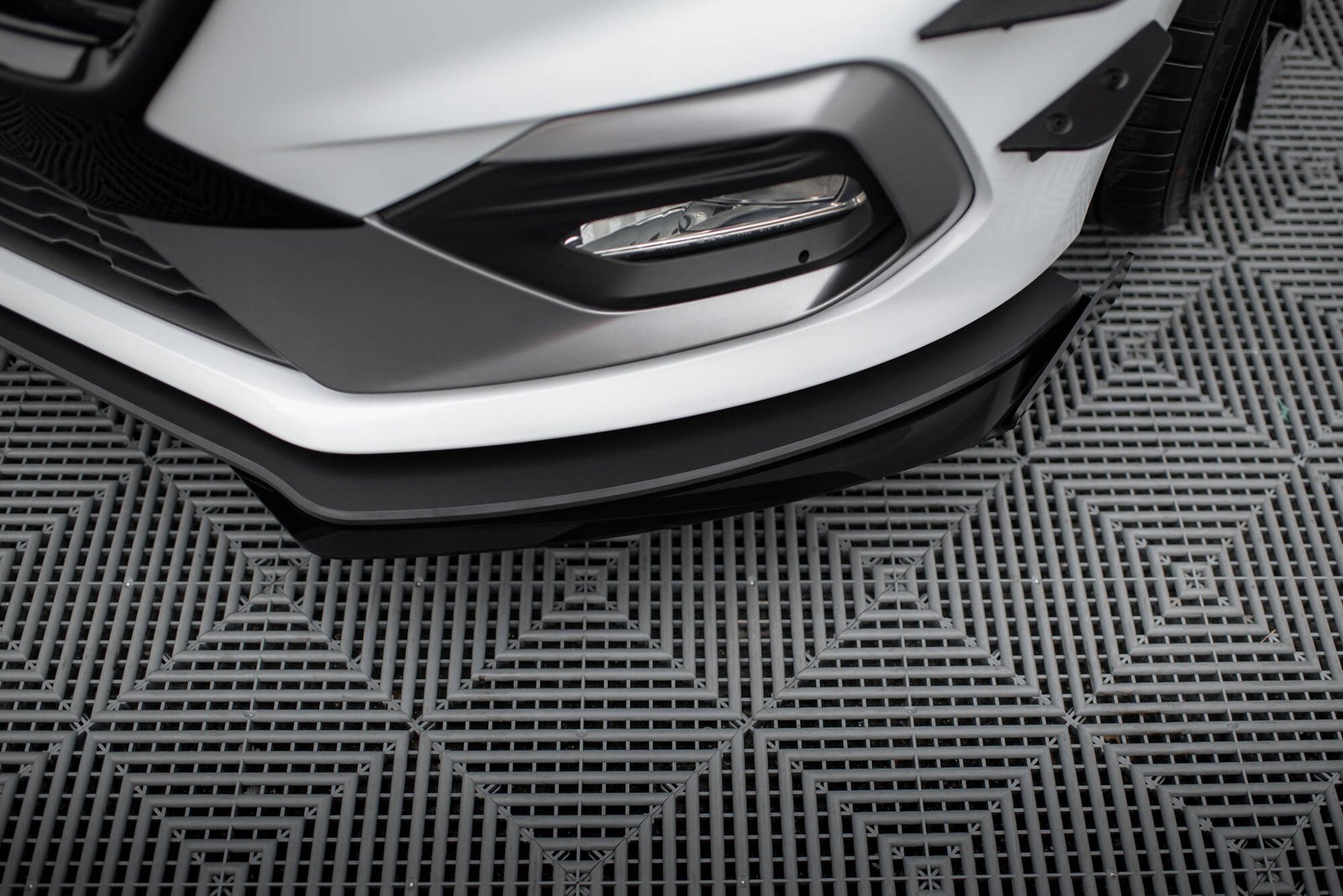 Street Pro Splitter Delantero + Flaps Aerodinámicos Ford Fiesta Mk8 ST / ST-Line - Imagen 3